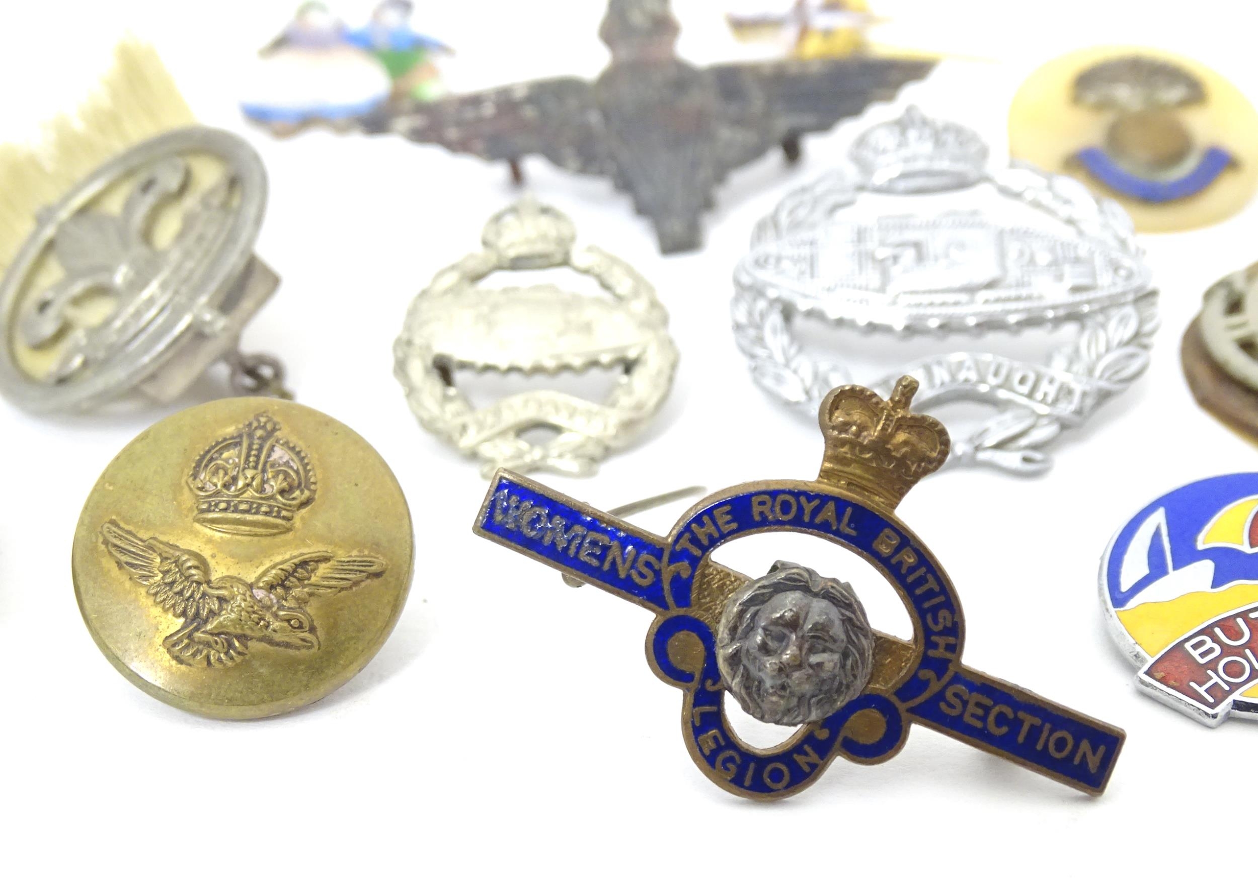 Militaria: a quantity of military and civilian pin badges, including a cWW2 Parachute Regiment cap - Image 7 of 9