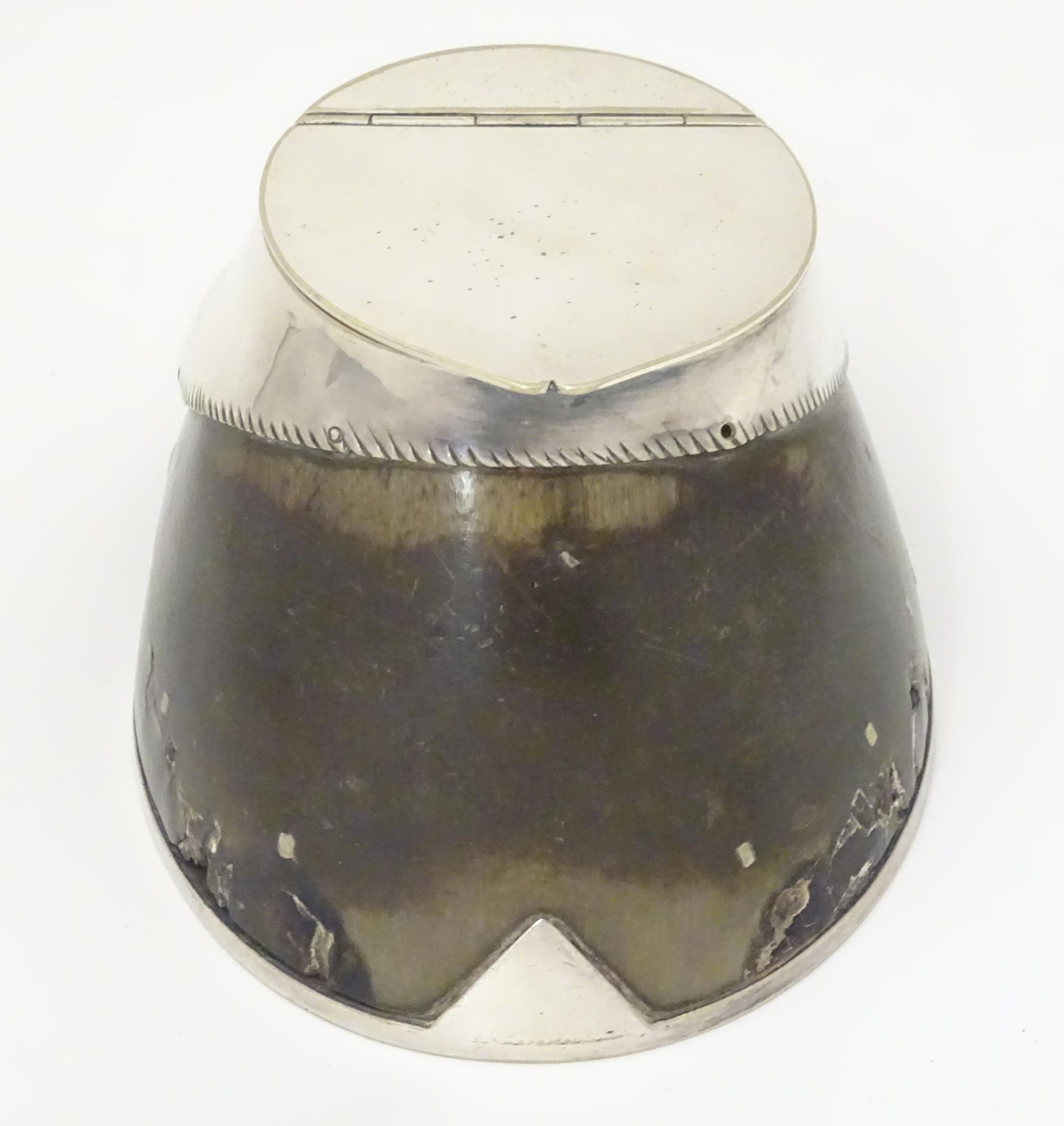 Taxidermy: A late 19thC / early 20thC inkwell formed from a horse hoof with silver plate mounts. - Bild 3 aus 8