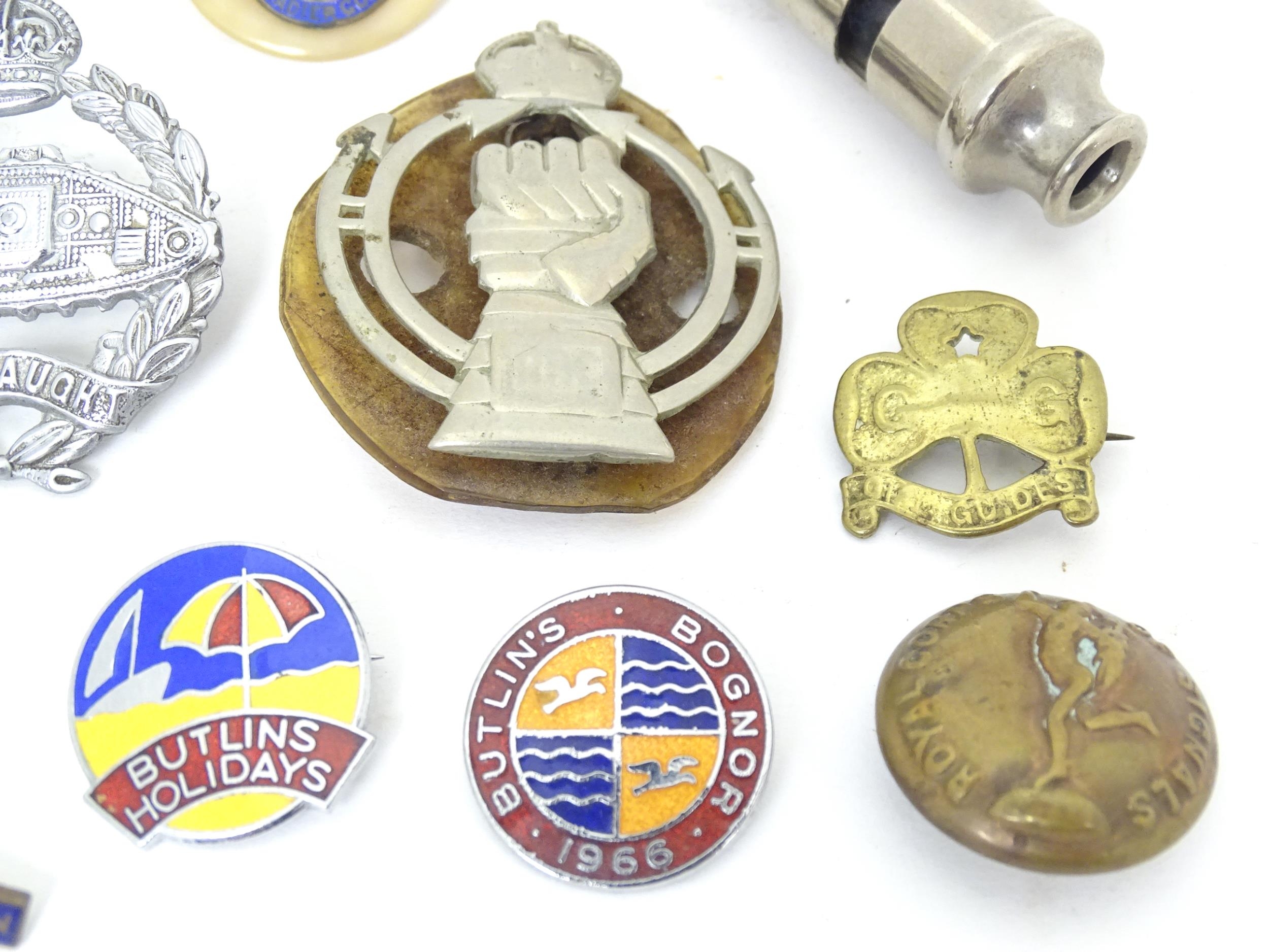 Militaria: a quantity of military and civilian pin badges, including a cWW2 Parachute Regiment cap - Image 4 of 9