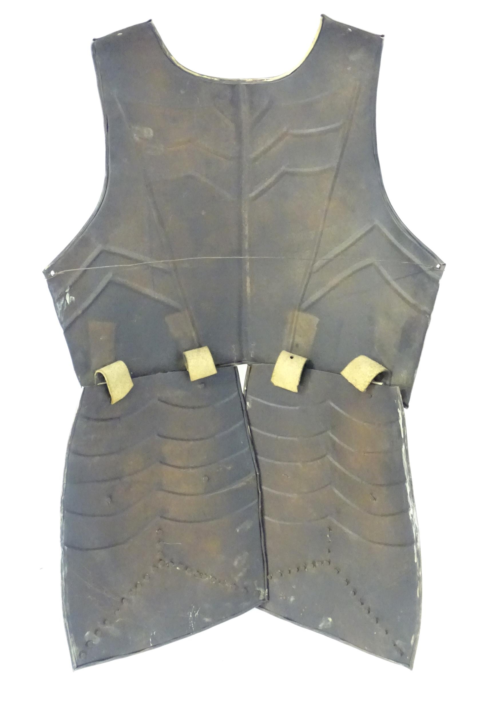 Militaria: 20thC medieval style display armour, comprising breastplate and tasset, constructed - Image 7 of 8