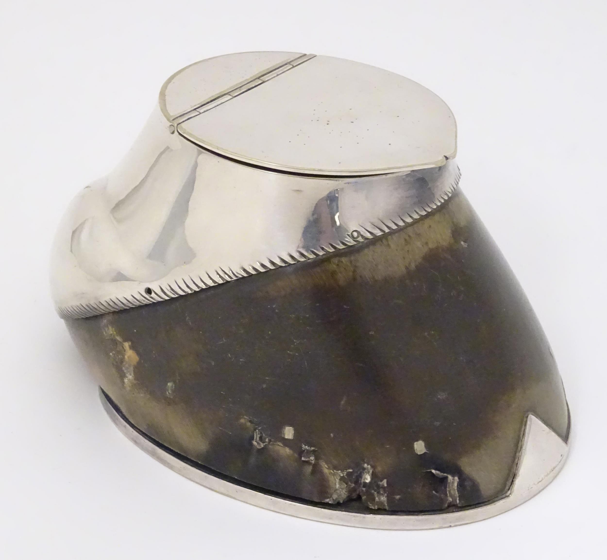 Taxidermy: A late 19thC / early 20thC inkwell formed from a horse hoof with silver plate mounts. - Bild 6 aus 8