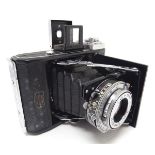A mid 20thC Zeiss Ikonta 521, 6x4.5mm film camera, in leather case with original box. 5 1/4" wide