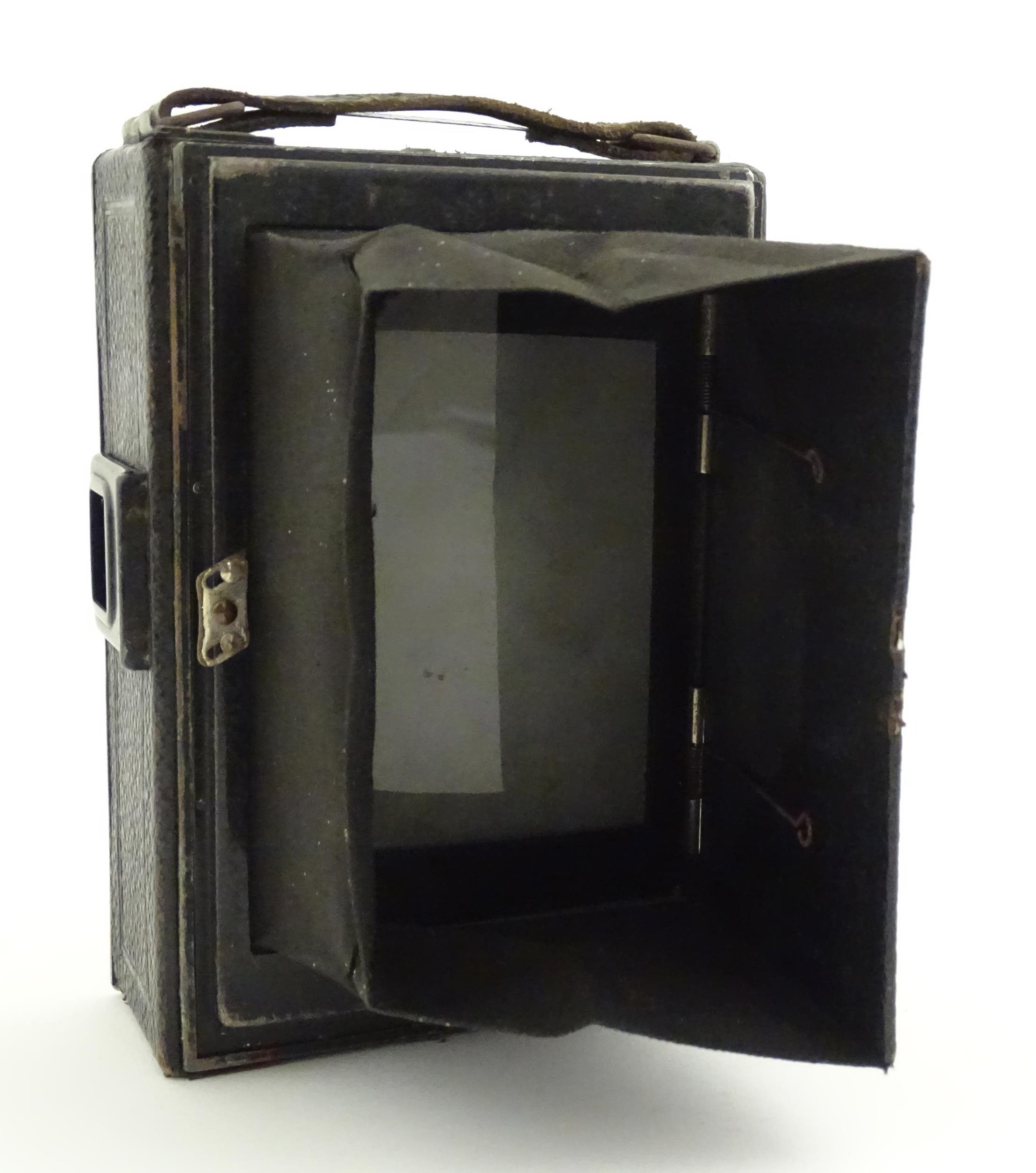 A quantity of 20thC cased cameras to include a Zeiss Ikon Nettar 517/16 camera, a Corfield - Image 10 of 24