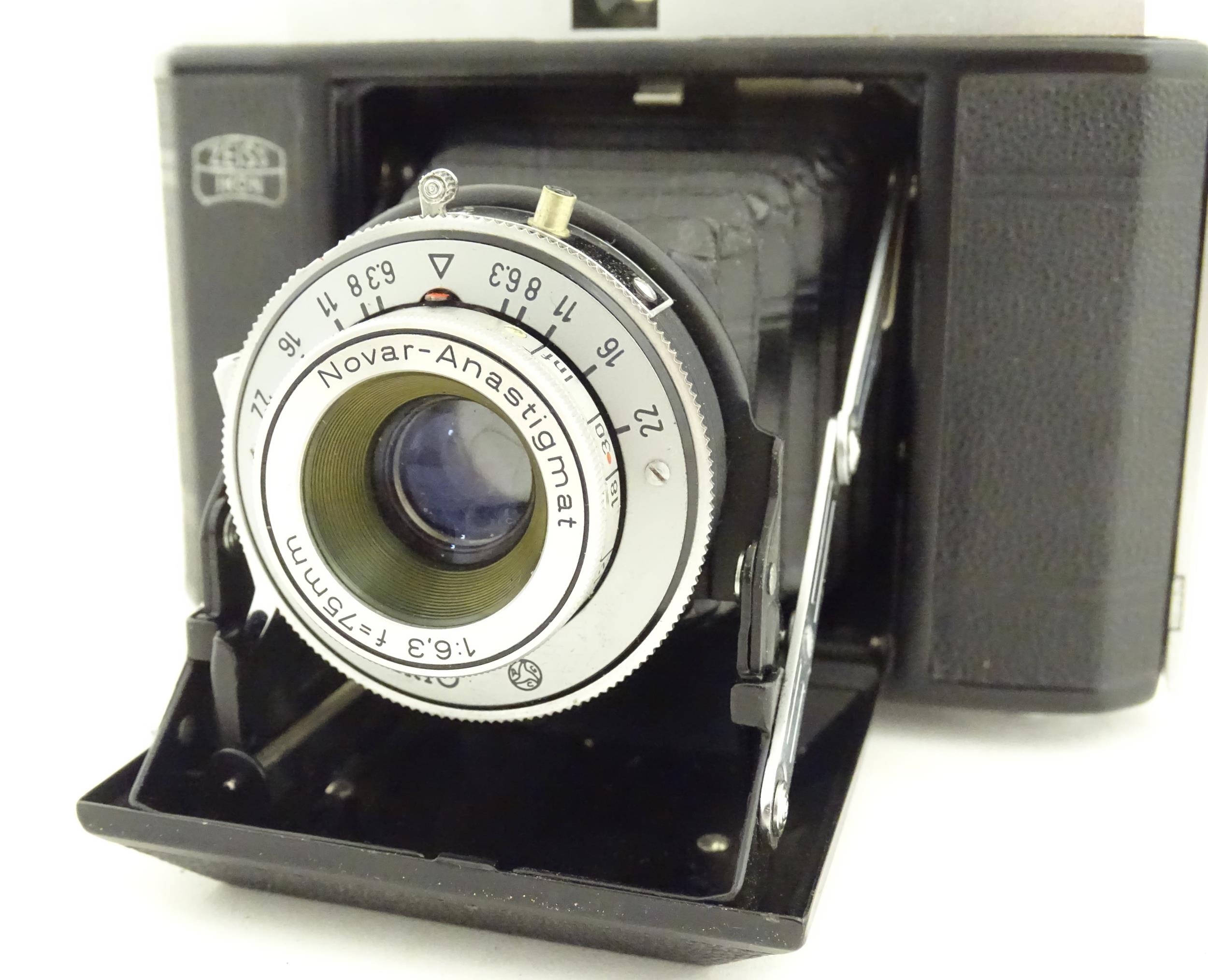 A quantity of 20thC cased cameras to include a Zeiss Ikon Nettar 517/16 camera, a Corfield - Image 22 of 24