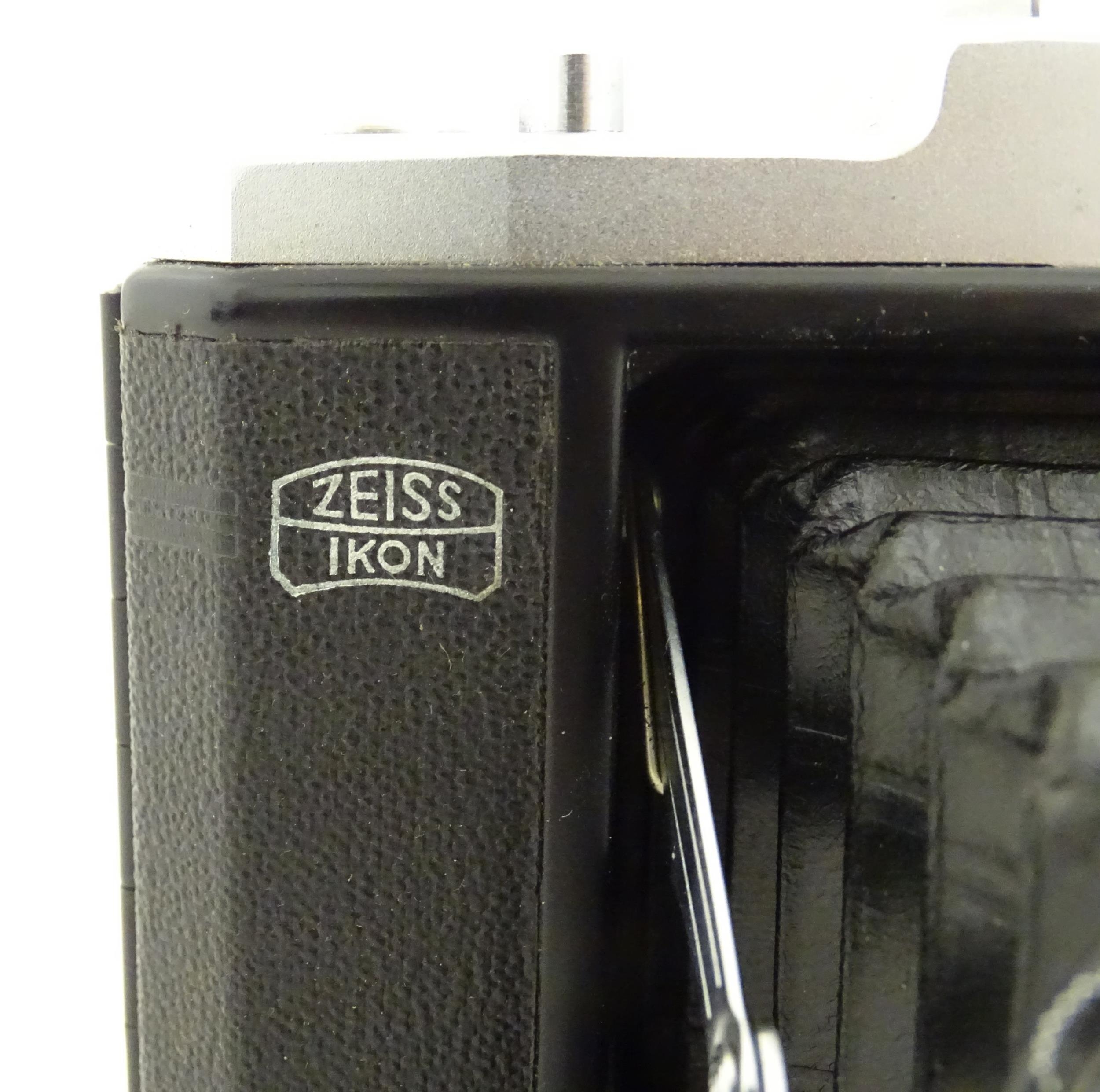 A quantity of 20thC cased cameras to include a Zeiss Ikon Nettar 517/16 camera, a Corfield - Image 23 of 24