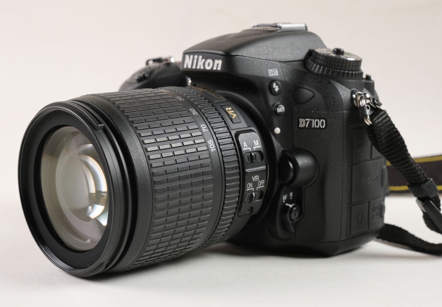 * Nikon D7100 Digital Camera (DSLR) with VR AF-S 18-105mm lens (boxed) plus other camera equipment - Image 3 of 4