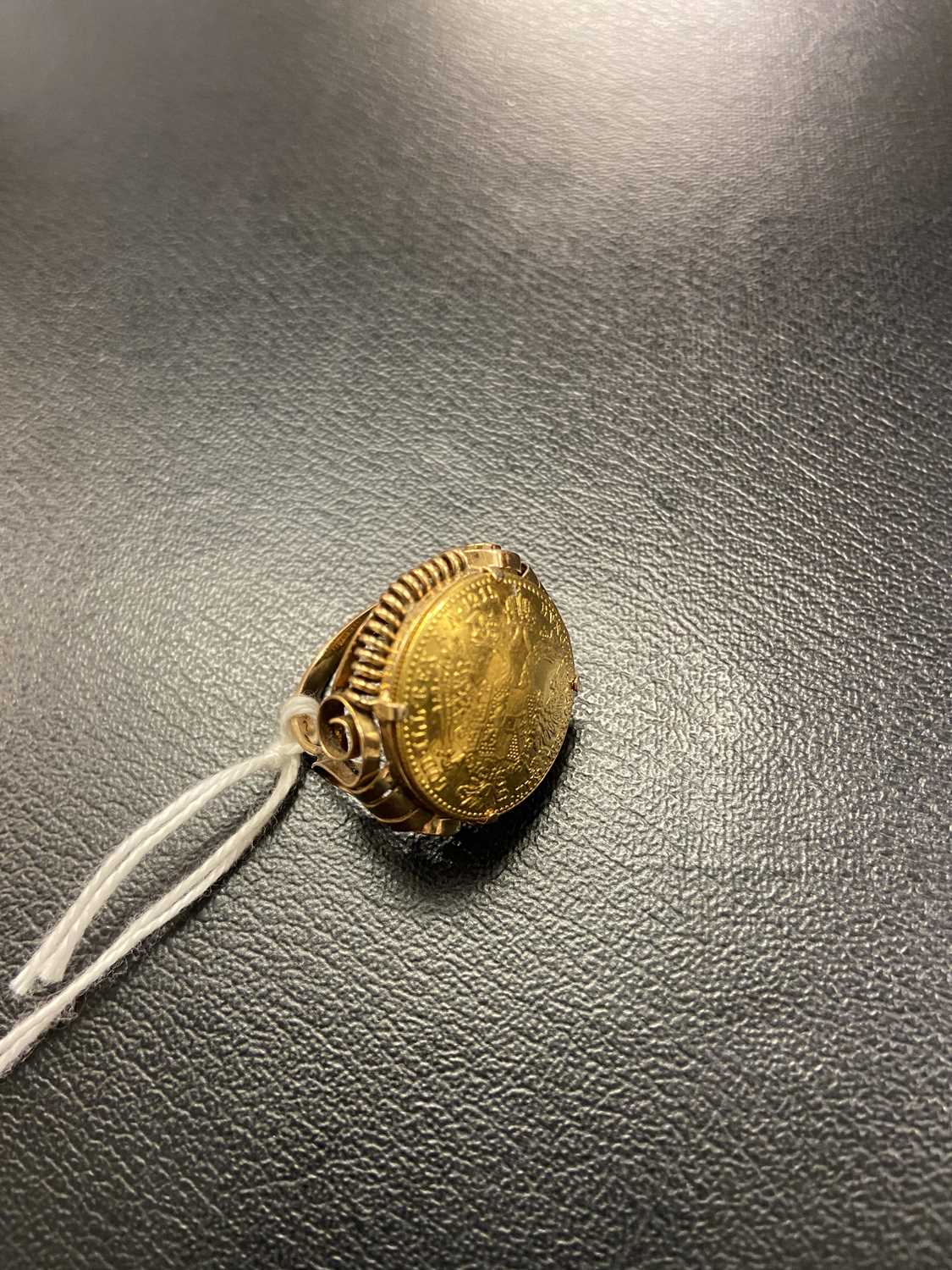 Ring. A ring set with a Austro-Hungarian gold ducket 1915
