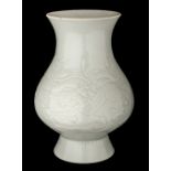Vase. A Chinese 18th century pale celadon porcelain vase - Bluett & Sons, London