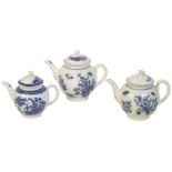 A FIRST PERIOD WORCESTER BLUE AND WHITE GLOBULAR TEAPOT AND COVER