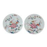 A PAIR OF CHINESE FAMILLE ROSE PORCELAIN PLATES