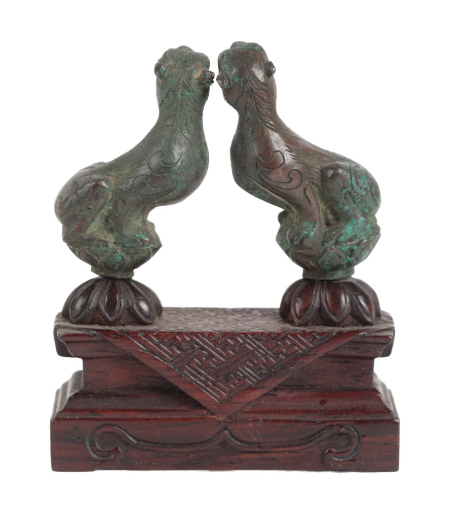 A PAIR OF CHINESE MINIATURE BRONZE SEATED LIONS - Image 3 of 5