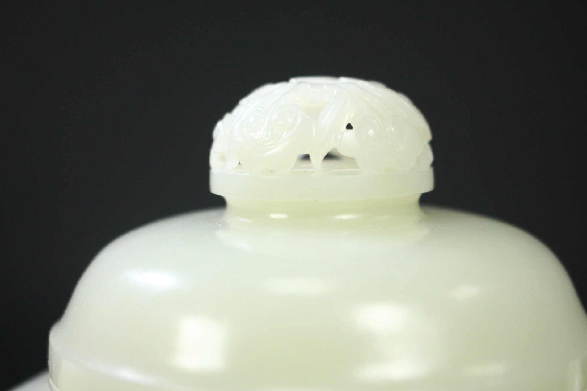 A FINE CHINESE WHITE JADE TEAPOT AND COVER - Image 4 of 10