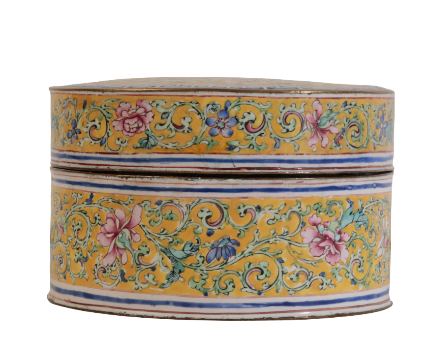 A CHINESE CANTON ENAMEL FAMILLE ROSE YELLOW-GROUND CIRCULAR BOX AND COVER - Bild 3 aus 3