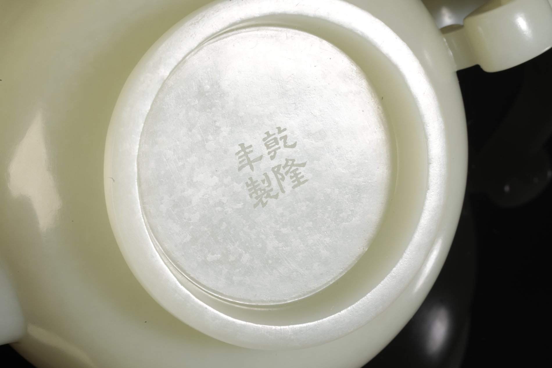 A FINE CHINESE WHITE JADE TEAPOT AND COVER - Image 2 of 10