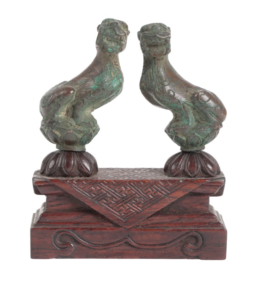 A PAIR OF CHINESE MINIATURE BRONZE SEATED LIONS - Image 5 of 5