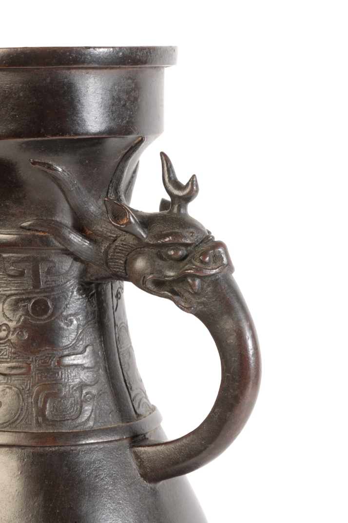 A LARGE CHINESE BRONZE VASE (HU) - Image 2 of 2