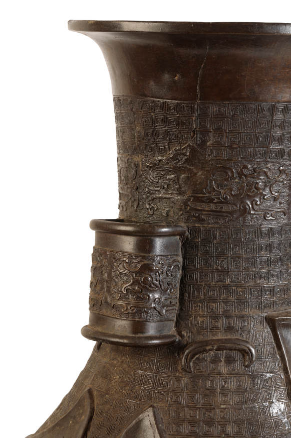 A MONUMENTAL CHINESE BRONZE ARROW VASE - Image 3 of 4