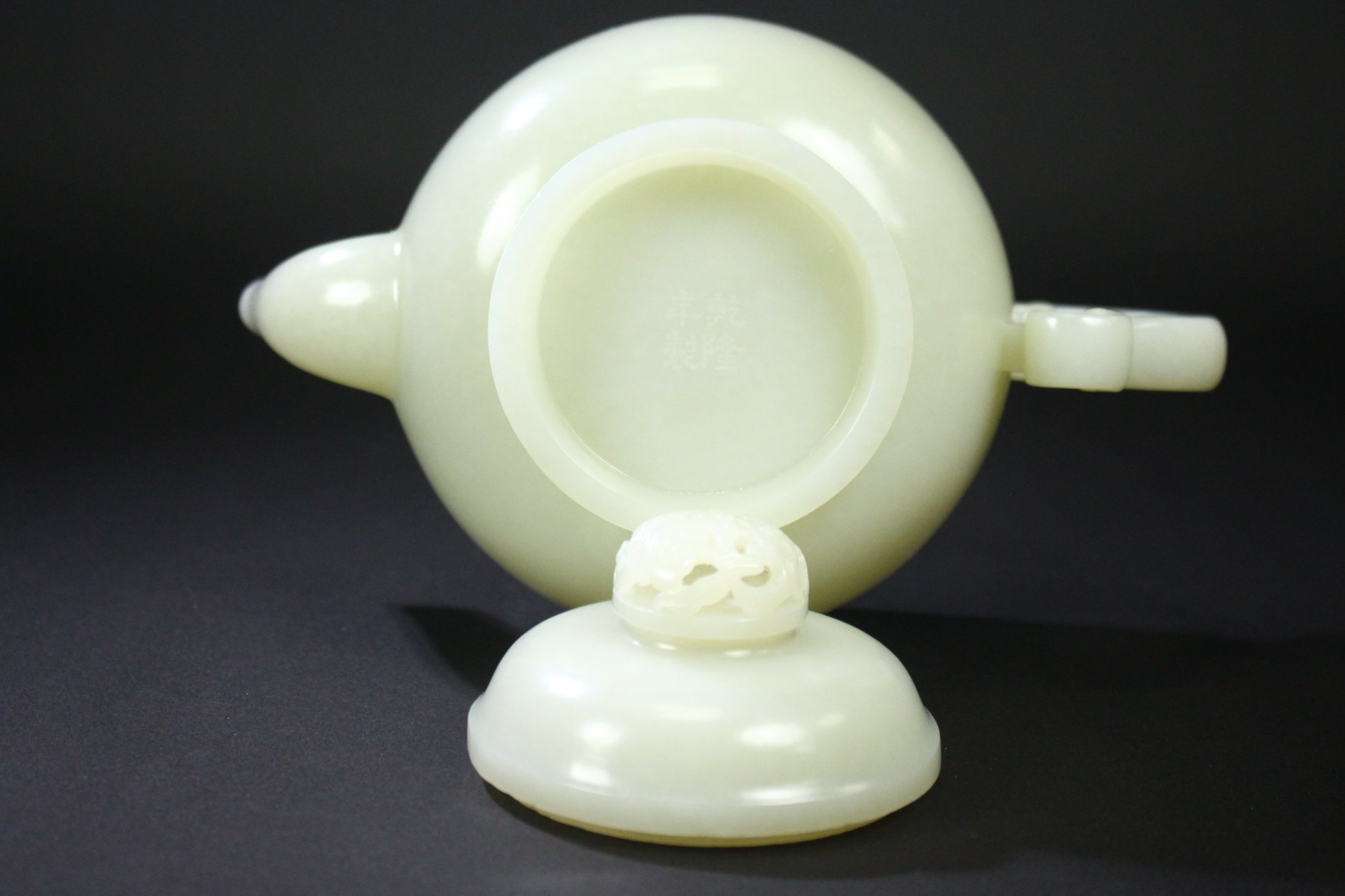 A FINE CHINESE WHITE JADE TEAPOT AND COVER - Image 8 of 10