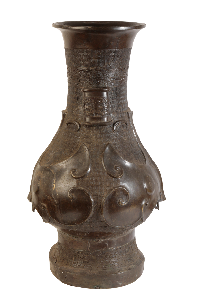 A MONUMENTAL CHINESE BRONZE ARROW VASE - Image 2 of 4