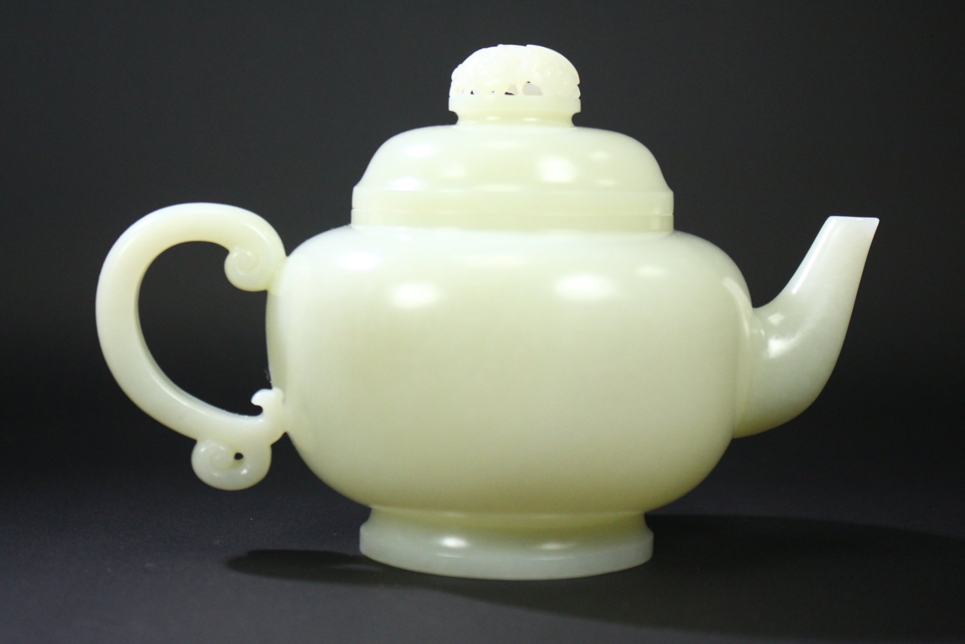 A FINE CHINESE WHITE JADE TEAPOT AND COVER - Image 5 of 10