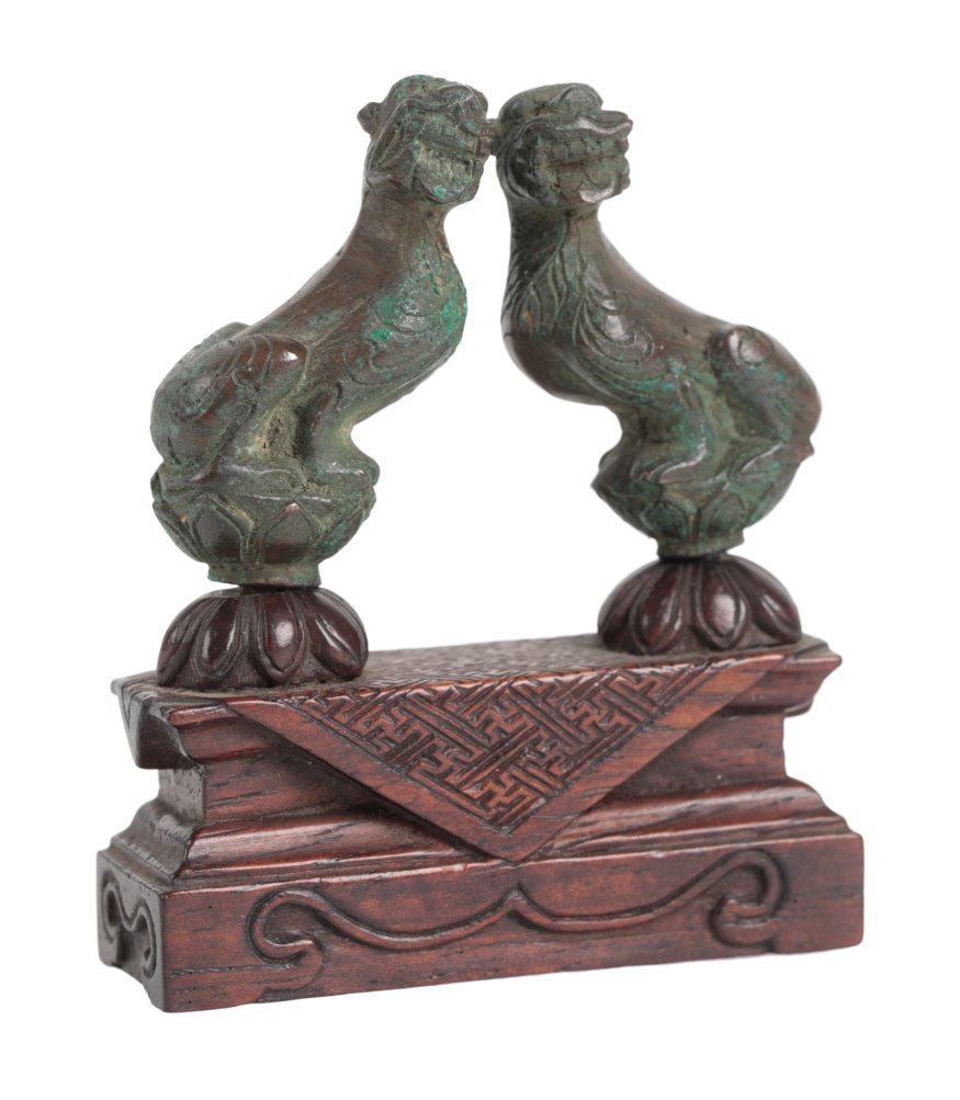 A PAIR OF CHINESE MINIATURE BRONZE SEATED LIONS - Image 2 of 5