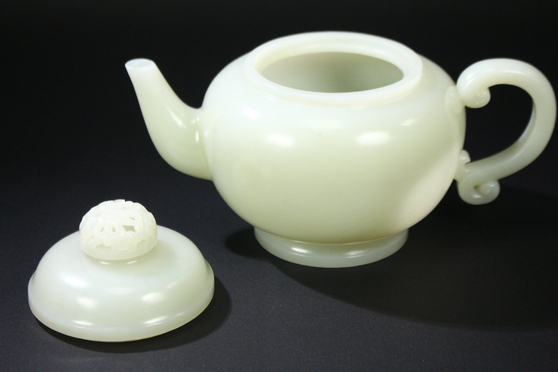 A FINE CHINESE WHITE JADE TEAPOT AND COVER - Image 9 of 10