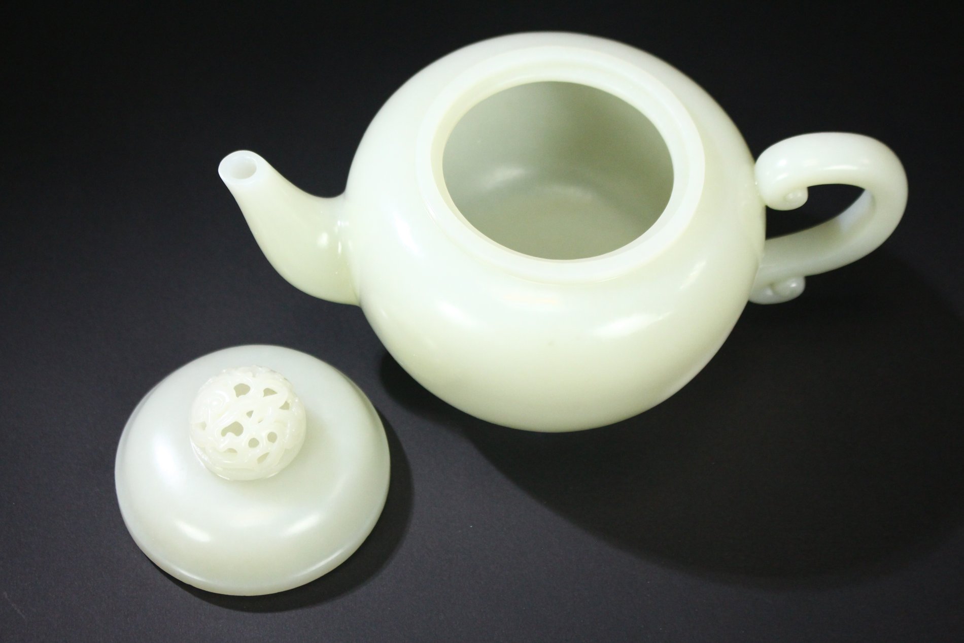A FINE CHINESE WHITE JADE TEAPOT AND COVER - Image 6 of 10