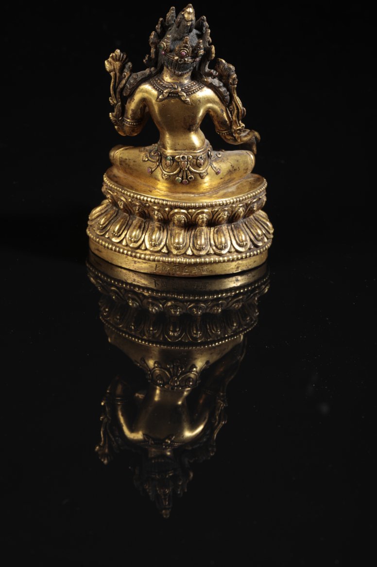 A FINE CHINESE GILT BRONZE FIGURE OF GREEN TARA - Image 2 of 4