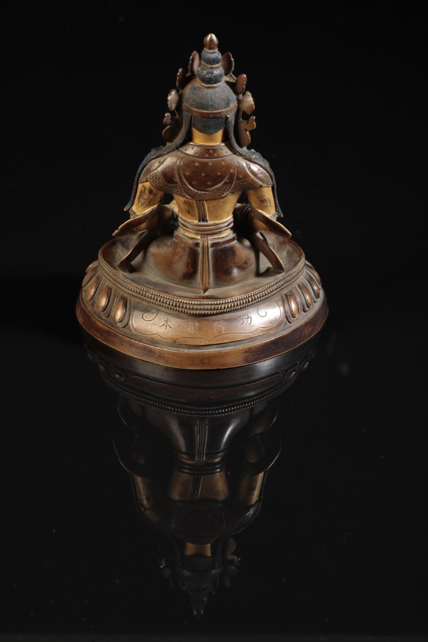 A CHINESE COLD PAINTED AND GILT BRONZE FIGURE OF AMITAYUS - Image 3 of 5