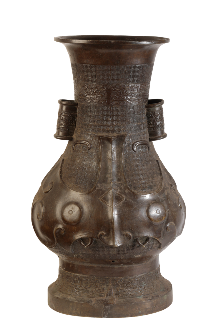 A MONUMENTAL CHINESE BRONZE ARROW VASE - Image 4 of 4