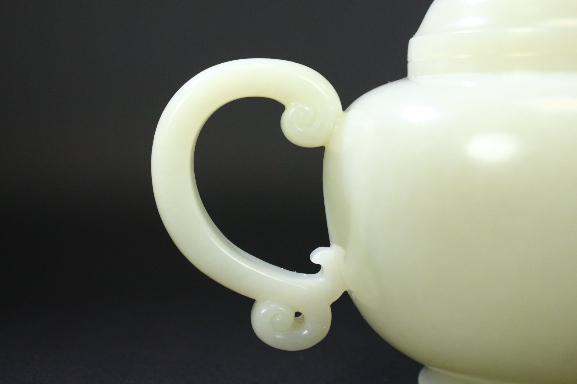 A FINE CHINESE WHITE JADE TEAPOT AND COVER - Image 3 of 10