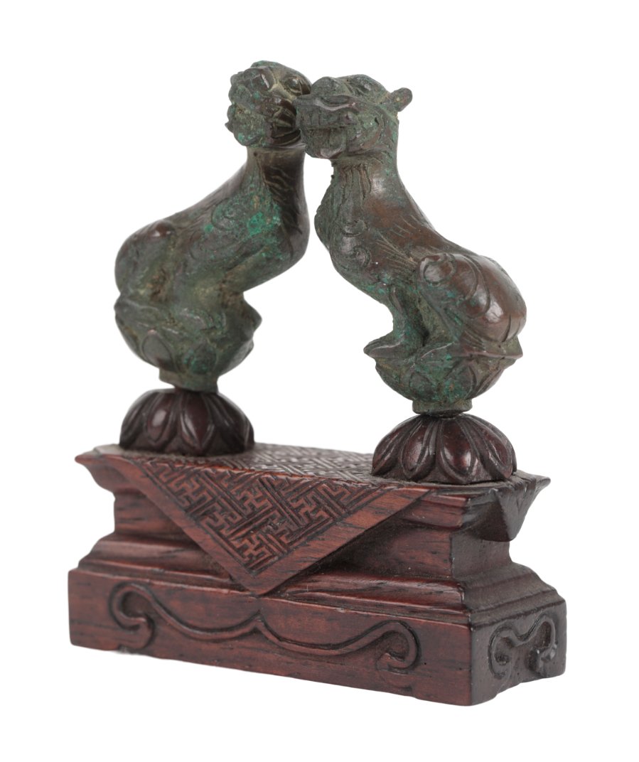 A PAIR OF CHINESE MINIATURE BRONZE SEATED LIONS