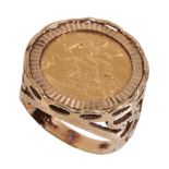 A GEORGE V GOLD HALF SOVEREIGN RING