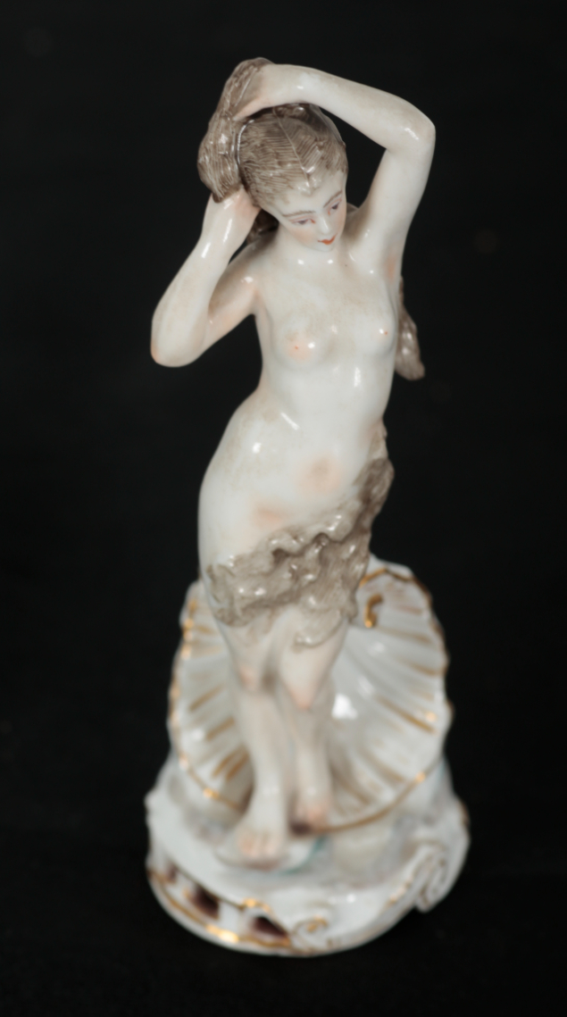 AN EARLY 20TH CENTURY SITZENDORF PORCELAIN FIGURE OF A DUKE AND DUCHESS - Image 3 of 9