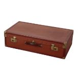 AN EDWARDIAN LIGHT BROWN LEATHER-EFFECT SUITCASE