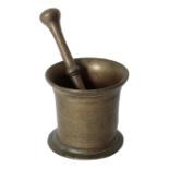 AN ENGLISH 18TH CENTURY BRONZE PESTLE AND MORTAR