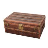 A FRENCH "AUX ETATS UNIS" LEATHER, BRASS AND WOOD-BOUND TRAVELLING TRUNK