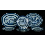 AN 18TH CENTURY CHINESE BLUE AND WHITE PORCELAIN OVAL DISH