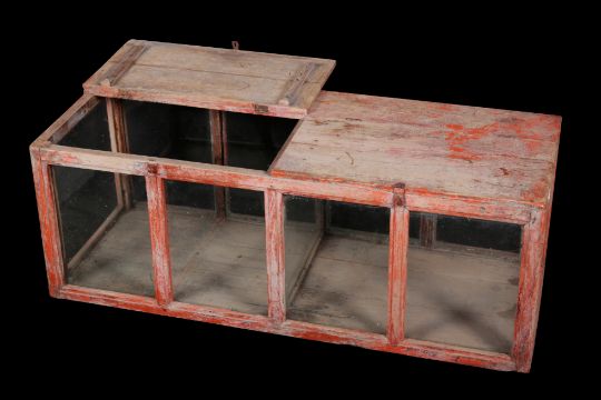 A RED-PAINTED AND GLAZED TABLE TOP DISPLAY CABINET - Image 5 of 5