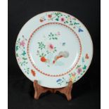 A CHINESE EXPORT FAMILLE ROSE PORCELAIN PLATE