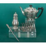 A SILVER TEAPOT BY MAPPIN & WEBB LTD