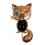 KUTCHINSKY STYLE; A GOLD "WINKING CAT" BROOCH