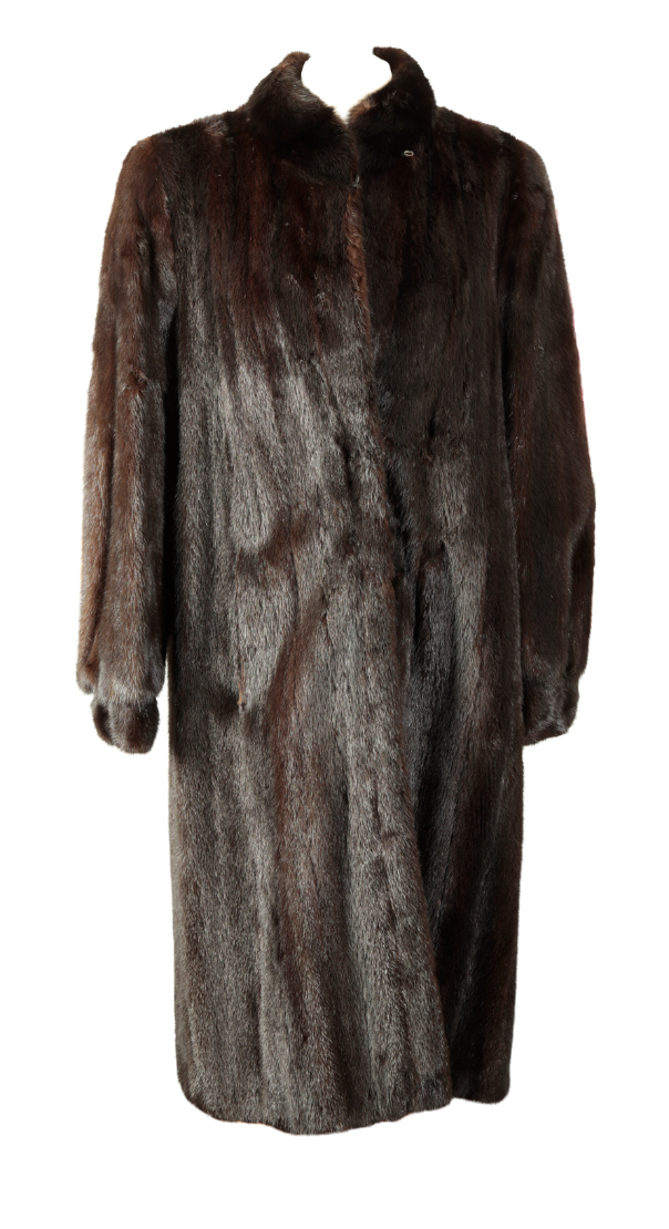 A VINTAGE DARK BROWN MINK FUR COAT