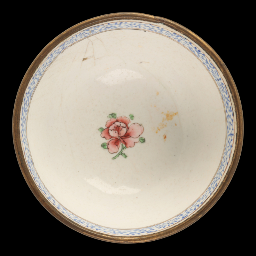 A CHINESE CANTON ENAMEL FAMILLE ROSE WINE CUP - Image 4 of 5