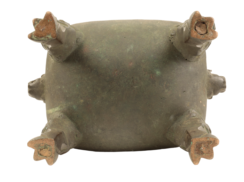 A LARGE CHINESE BRONZE INCENSE-BURNER - Image 8 of 9