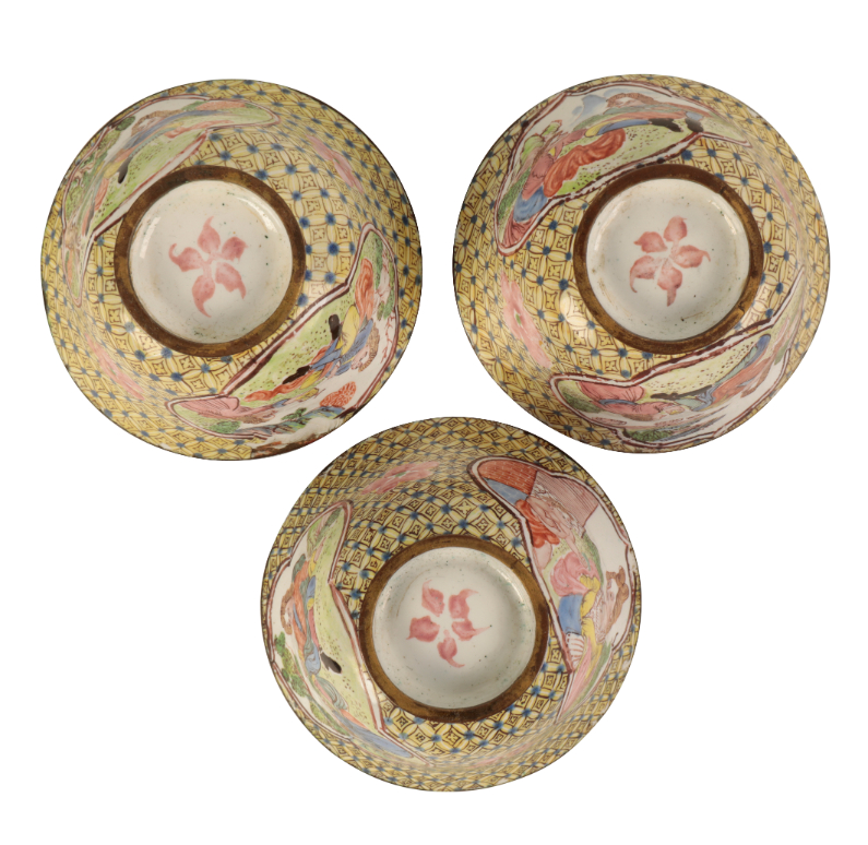 A SET OF THREE SMALL CHINESE CANTON ENAMEL EUROPEAN SUBJECT BOWLS - Image 3 of 4