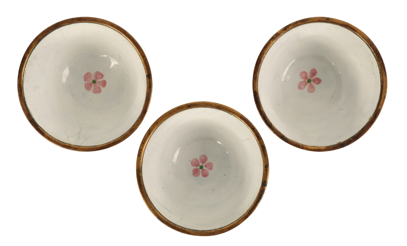 A SET OF THREE SMALL CHINESE CANTON ENAMEL EUROPEAN SUBJECT BOWLS - Image 4 of 4