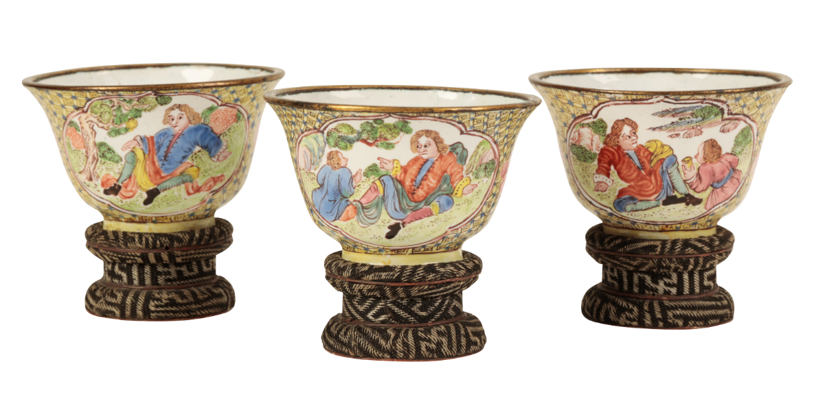 A SET OF THREE SMALL CHINESE CANTON ENAMEL EUROPEAN SUBJECT BOWLS - Image 2 of 4