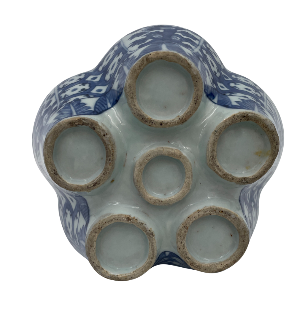 A CHINESE BLUE AND WHITE 'CROCUS' VASE - Image 4 of 5