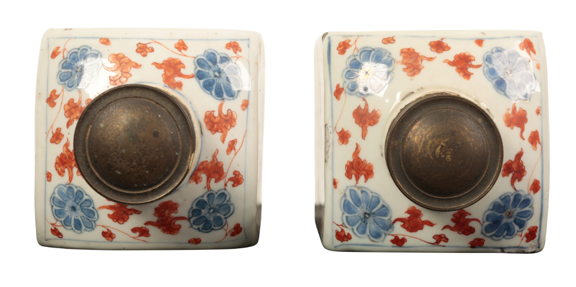 A PAIR OF CHINESE 'IMARI' CANISTERS - Image 4 of 5